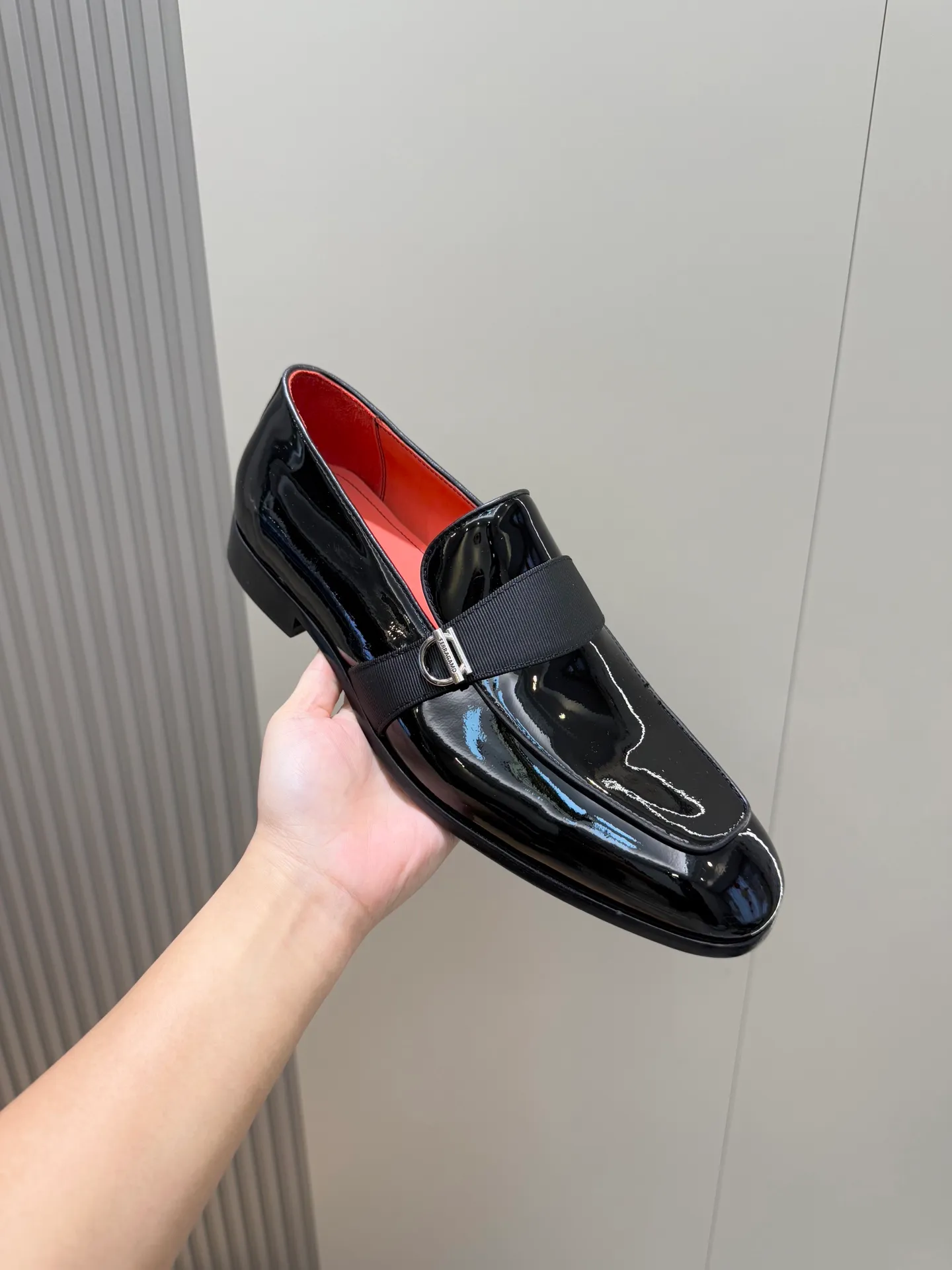 [Ferragam] Top P: 960💰 Size: 39-44 (38. 45.46 can be customized) Ferragamo Gancini buckle moccasins. These men's loafers are exquisite and gorgeous, with shiny patent leather uppers that highlight urban style. The almond-shaped toe adds a stylish touch, with three-dimensional stitching around the upper and contrasting tubular piping for a unique silhouette. The shoes are exquisitely crafted, with grosgrain ribbons and metallic Gancio buckles adding a classic touch, complementing the contrasting red accents. Finished with a slim leather sole. Imported cowhide upper + cowhide lining + genuine leather outsole.